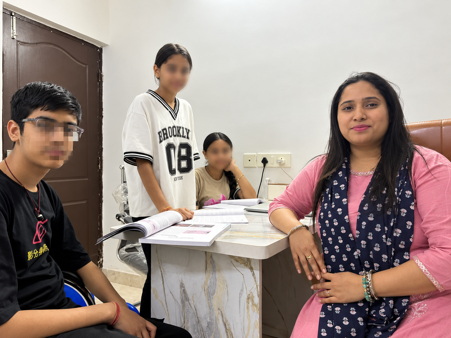 Warm counselling interaction between parent, child, and specialist
